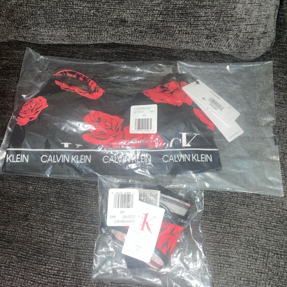 Women's SET Calvin Klein Logo Lightly Lined Bralette & Thong panty matching set - Picture 3 of 4